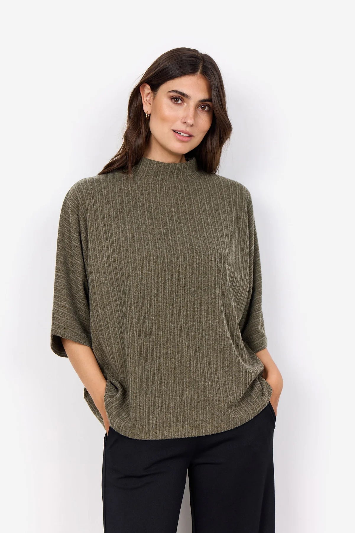 Bluse med nålestriber - oliven