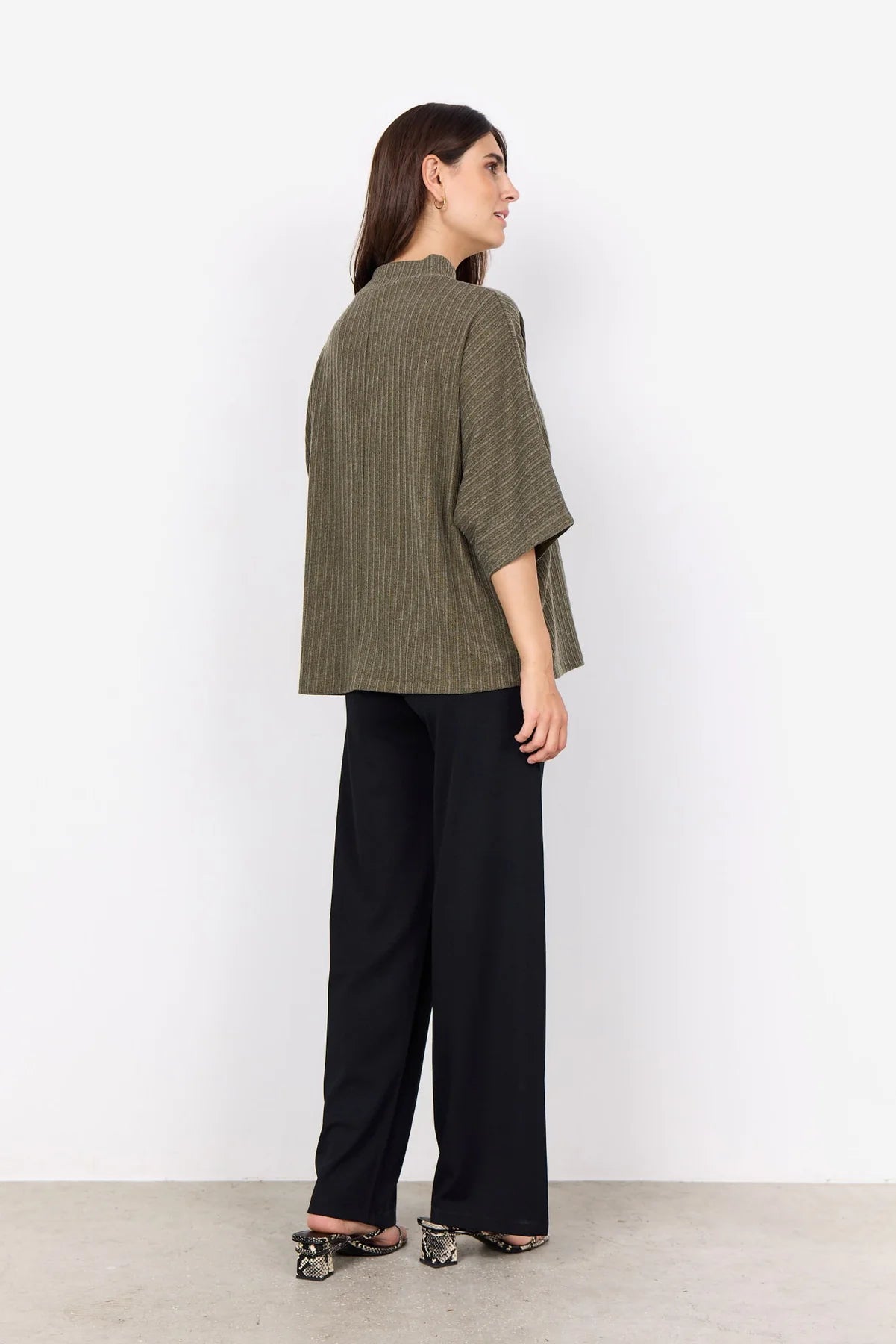 Bluse med nålestriber - oliven