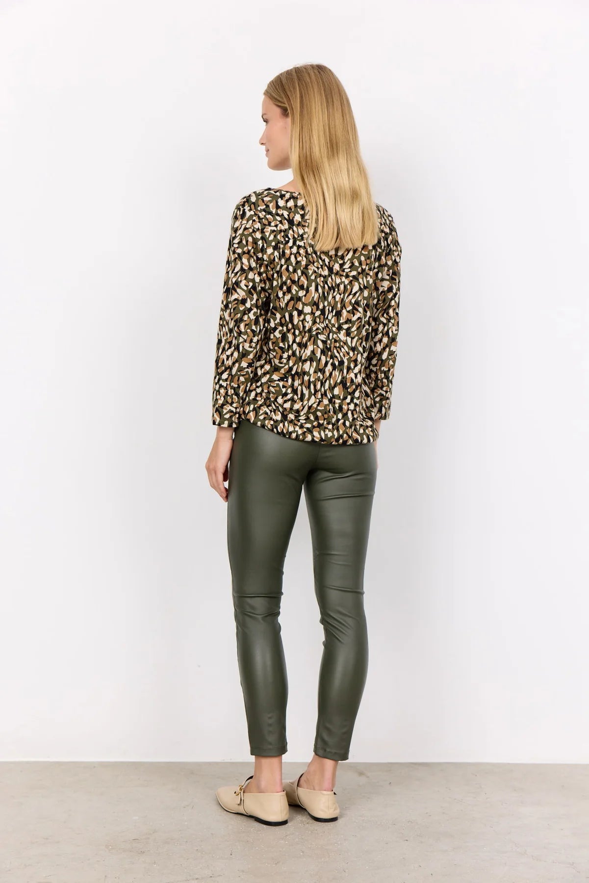 Bluse med mønster oliven