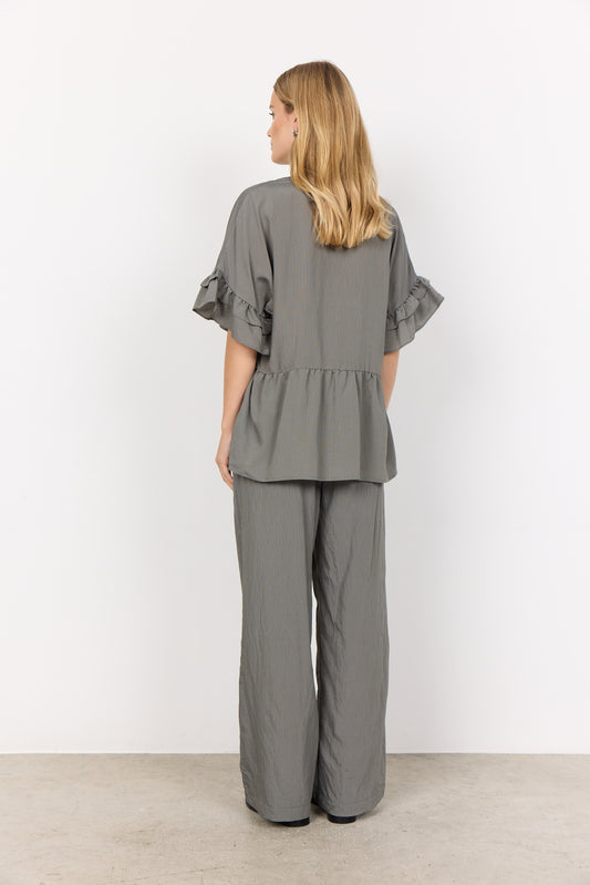 Bluse med flæser (støvet grøn)