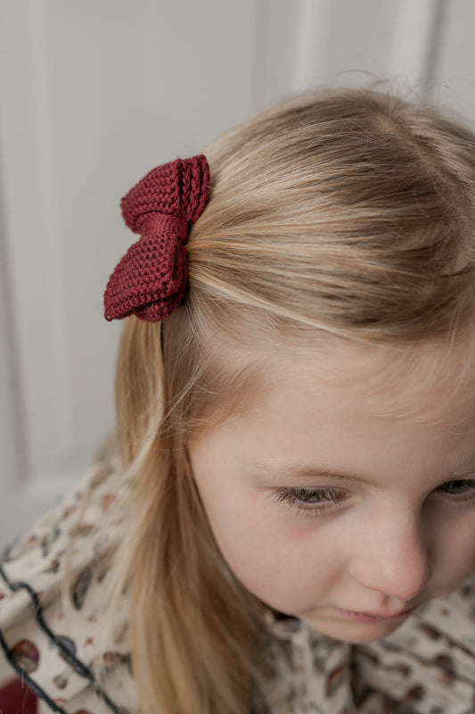 Strikket sløjfe som hårspænde