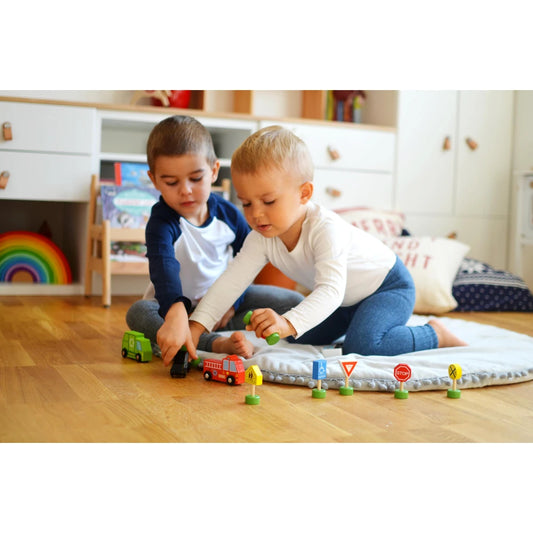 Køretøjer og skilte i kasse