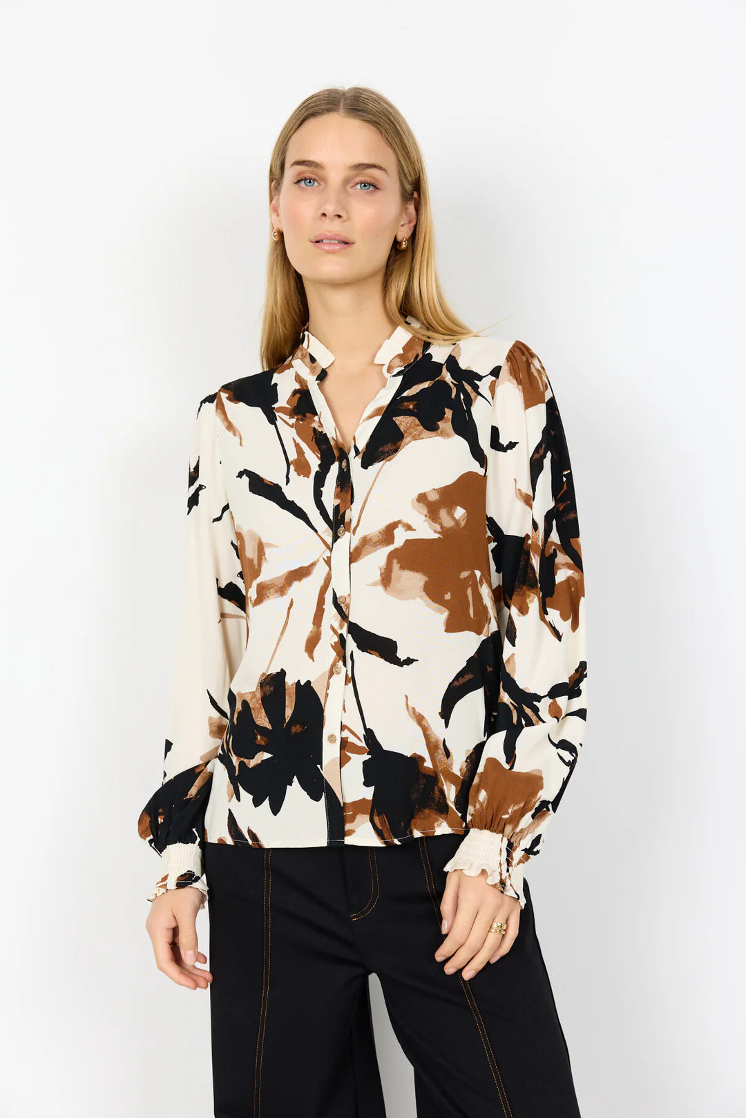 Skjorte med blomster (brun)