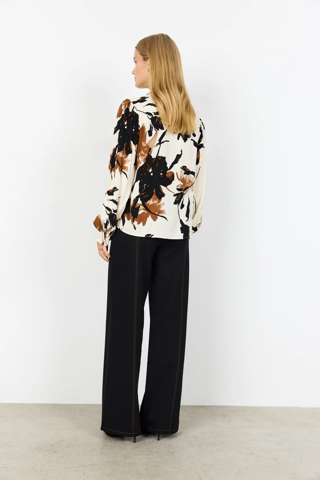 Skjorte med blomster (brun)